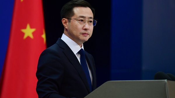 zhu_jingyang's tweet photo. Tras el desastre, el Secretario General Xi Jinping otorgó gran importancia a la situación y emitió instrucciones cruciales, señalando que las tareas más urgentes eran realizar todos los esfuerzos posibles para buscar y rescatar a las personas desaparecidas, reubicar y reasentar a las personas en peligro y brindar atención médica inmediata a los heridos para minimizar las víctimas. Asimismo, hizo hincapié en la necesidad de fortalecer los sistemas de monitoreo y alerta temprana, priorizar los esfuerzos de rescate basados ​​en criterios científicos y prevenir desastres secundarios. 

El Primer Ministro Li Qiang emitió instrucciones que exigían la verificación rápida del número de personas desaparecidas y afectadas, la organización de operaciones de rescate integrales y la reubicación oportuna y ordenada de quienes se encontraban en peligro. El Viceprimer Ministro Zhang Guoqing dirigió a los departamentos pertinentes al lugar del siniestro para coordinar las labores de rescate y gestión de emergencias.

Los departamentos pertinentes del gobierno chino activaron el Nivel II de respuesta nacional de emergencia para la asistencia en casos de desastre. La Región Autónoma del Xizang activó el Nivel I de respuesta de emergencia para la asistencia en casos de desastres naturales. Fuerzas de rescate de emergencia del ejército, la policía armada, la inspección fronteriza, los bomberos y otros sectores llegaron de inmediato al lugar, y las operaciones de búsqueda y rescate se están llevando a cabo de manera intensa y organizada. Confiamos en que, bajo el firme liderazgo del Comité Central del Partido, la población de la zona afectada superará la catástrofe y reconstruirá sus hogares.

Este deslizamiento de tierra ha causado numerosas víctimas y personas desaparecidas tanto en China como en Nepal. China expresa sus más sinceras condolencias al gobierno nepalí y a la población afectada. China mantiene una estrecha comunicación y coordinación con Nigeria para llevar a cabo conjuntamente operaciones de búsqueda y rescate, y proporcionará asistencia de emergencia según sea necesario.

Según información local, las estimaciones preliminares indican que 260 ciudadanos extranjeros se encuentran desaparecidos en la zona afectada. Debido a la gravedad del desastre, la información específica aún se está verificando. Los equipos de rescate chinos tratan por igual a ciudadanos chinos y extranjeros, y mantienen comunicación e intercambio de información con las embajadas pertinentes en China. Cerca de 100 ciudadanos chinos se encuentran desaparecidos en la zona afectada en territorio nigeriano. La Embajada de China en Nepal está verificando esta información con las autoridades nigerianas y ha emitido un aviso consular. Reiteramos nuestro recordatorio a los ciudadanos chinos de la zona para que evacuen a lugares más seguros lo antes posible, estén al tanto del riesgo de desastres secundarios y se pongan en contacto con la Embajada de China en Nepal de inmediato si es necesario; la Embajada hará todo lo posible por brindar asistencia.