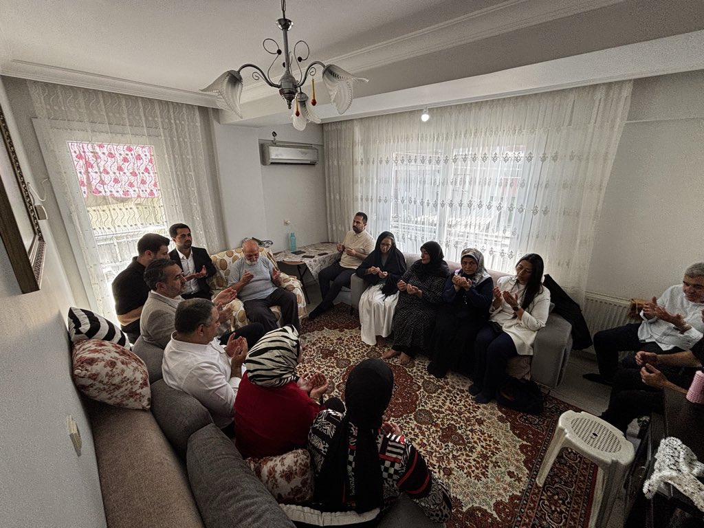 cemilsarioglu's tweet photo. İzmir Milletvekilimiz Sn. @CeydaBC35 ilçe Başkanımız Sn. @TarkanDuzman ile birlikte, Alime Kocaman ablamızı hanesinde ziyaret ederek acısına ortak olduk.
Hem damadını hem de iki kardeşini Hakk’ın rahmetine uğurlayan Alime ablamıza ve kederli ailesine sabır ve başsağlığı diliyoruz. Merhumların mekanı cennet olsun.