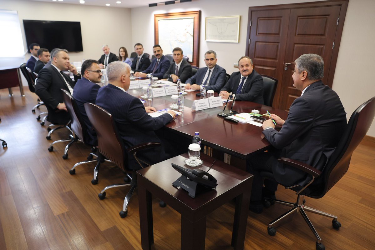 valiyavuz's tweet photo. Kaymakamlarımızla bir araya geldiğimiz toplantımızda; ilçelerimizin huzur ve güvenliğinden kamu yatırımlarına, sosyal hizmetlerden vatandaşlarımızın günlük yaşamını doğrudan ilgilendiren konulara kadar pek çok başlığı ayrı ayrı ele aldık.

İlçelerimizin önceliklerini dikkate alarak çalışmalarımızı ortak bir anlayışla sürdürecek; Adana’mızın her köşesinde kamu hizmetlerinin daha güçlü, hızlı ve nitelikli şekilde sunulması için gayret göstermeye devam edeceğiz.

#tcadanavaliligi
#valimustafayavuz
#adana