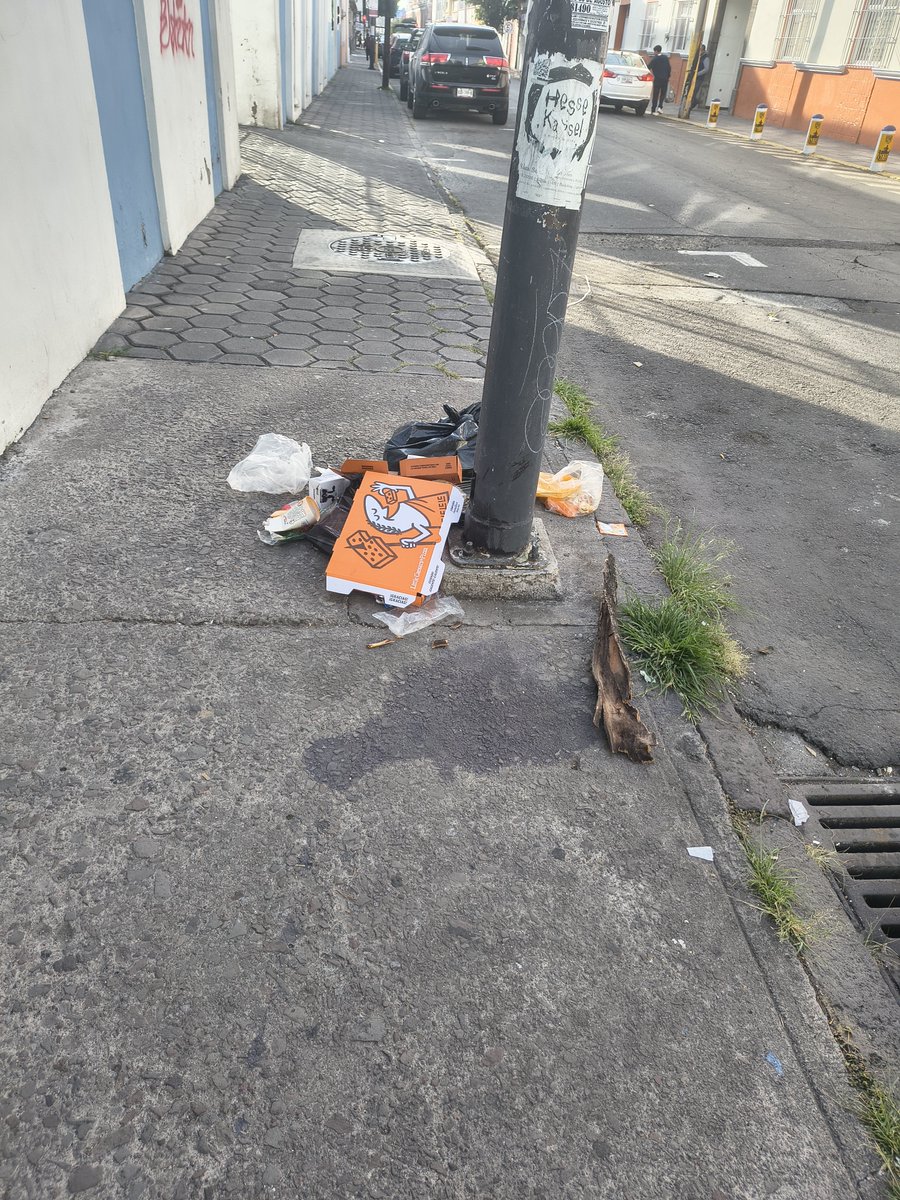 diggroux's tweet photo. #limpia es una vergüenza que Puebla siempre dónde estés hay basura. @LimpiaPue @PueblaAyto https://t.co/n3wKqzw8U9