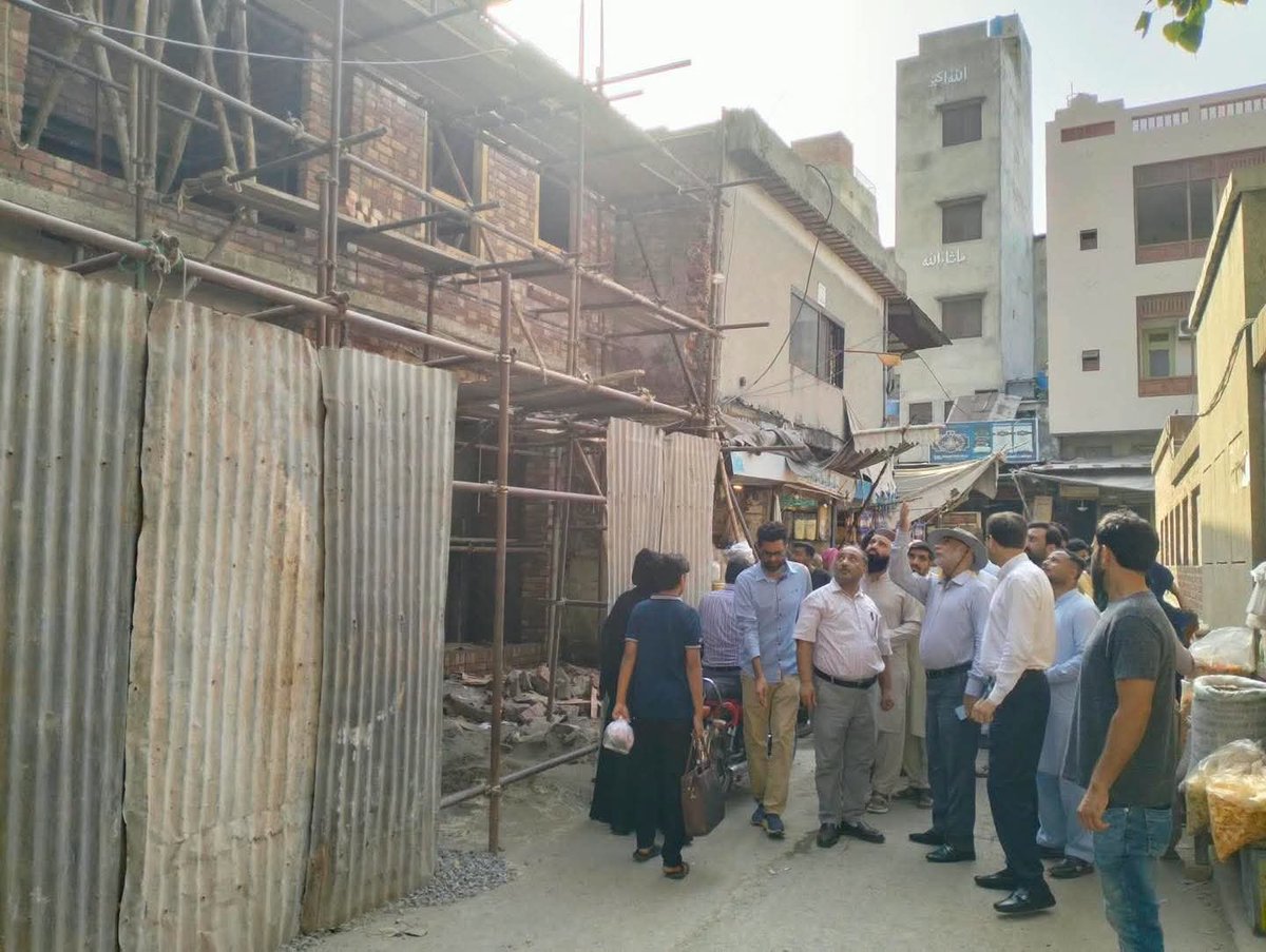 PWCAuthority_'s tweet photo. Visit of the Director General, PWCA, to the Spice Market, Zaki Gate, and the Fortified Wall to review ongoing conservation and restoration work.
#PWCA #PunjabWalledCitiesAndHeritageAreasAuthority #ZakiGate #LahoreHeritage @GovtofPunjabPK @Marriyum_A https://t.co/y6XCh2zUAQ