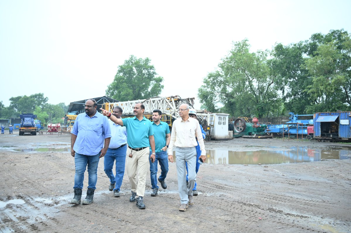 AshishAgarwal's tweet photo. Best Wishes to the team at Durgapur / Raniganj Asset as they continue the campaign for Fracking, Cementing and Drilling complex horizontal wells for Coal Bed Methane (CBM)

Having drilled more than 400 CBM wells alone, Seros has unparalleled integrated expertise in this sector & contributing to India’s growing gas production. 

Reviewing plans and timelines is important, but honestly, the best part of these visits is always the same: being on the ground, meeting the people who actually bring the project to life, and seeing their energy up close. There's a level of commitment and enthusiasm in that place that no report can capture.

With the right team in place and strong groundwork already underway, I'm excited about the scale up of this project.

#TeamSeros #CBM