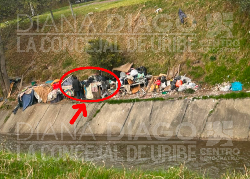 dianadiago's tweet photo. ¡Bogotá no puede seguir normalizando esto!

Múltiples cambuches ocupan el canal del Río Fucha, en el barrio La Balvanera, localidad Antonio Nariño, sobre la Calle 11 Sur entre Carreras 24 y 27.

La ocupación se extiende por la zona verde y debajo del puente. 

Esos cambuches no son un hecho aislado: es otra muestra de la grave crisis social y urbana que se está extendiendo por distintos puntos.

Los habitantes de calle necesitan atención digna y efectiva. Es indignante que la Administración siga sin responder con la urgencia que esta situación exige. 

¿Hasta cuándo la indiferencia @CarlosFGalan ?

@integracionbta  @ALantonionarino
