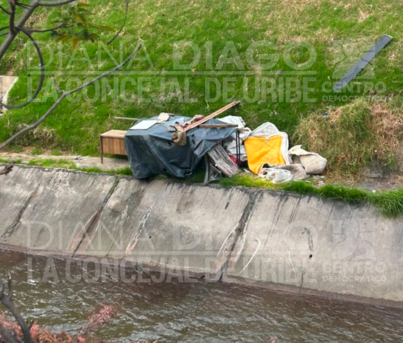 dianadiago's tweet photo. ¡Bogotá no puede seguir normalizando esto!

Múltiples cambuches ocupan el canal del Río Fucha, en el barrio La Balvanera, localidad Antonio Nariño, sobre la Calle 11 Sur entre Carreras 24 y 27.

La ocupación se extiende por la zona verde y debajo del puente. 

Esos cambuches no son un hecho aislado: es otra muestra de la grave crisis social y urbana que se está extendiendo por distintos puntos.

Los habitantes de calle necesitan atención digna y efectiva. Es indignante que la Administración siga sin responder con la urgencia que esta situación exige. 

¿Hasta cuándo la indiferencia @CarlosFGalan ?

@integracionbta  @ALantonionarino