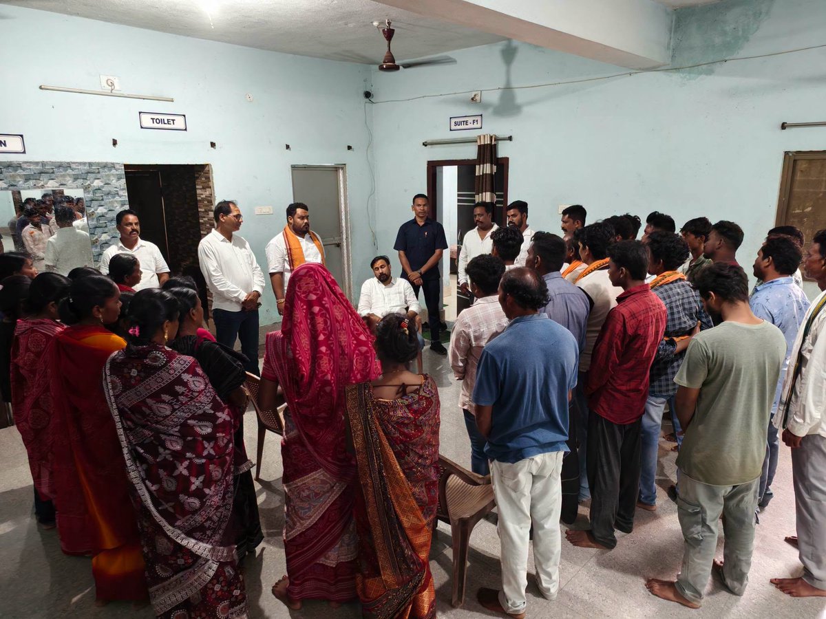 irasisacharya's tweet photo. ଆଜି ମୋର ବିଧାନସଭା ଅନ୍ତର୍ଗତ ସୋହେଲା ବ୍ଲକ ଗସ୍ତ ଅବସରରେ ‘ଶ୍ରୀ ଶ୍ରୀ ଗୌରୀ କଲ୍ୟାଣ ମଣ୍ଡପ’ ପରିସରରେ ଅଞ୍ଚଳବାସୀଙ୍କୁ ଭେଟି ସେମାନଙ୍କ ସହ ଆତ୍ମୀୟତାର କିଛି ମୁହୂର୍ତ୍ତ ବିତାଇବା ସହ ଅଞ୍ଚଳର ସମସ୍ୟା ଓ ଆବଶ୍ୟକତା ସମ୍ପର୍କରେ ସିଧାସଳଖ ଆଲୋଚନା କଲି ll
#Sohela
#gourikalyanmandap
#BhatliConstituency
#PublicConnect
#development
#PeopleFirst
#ServiceToNation