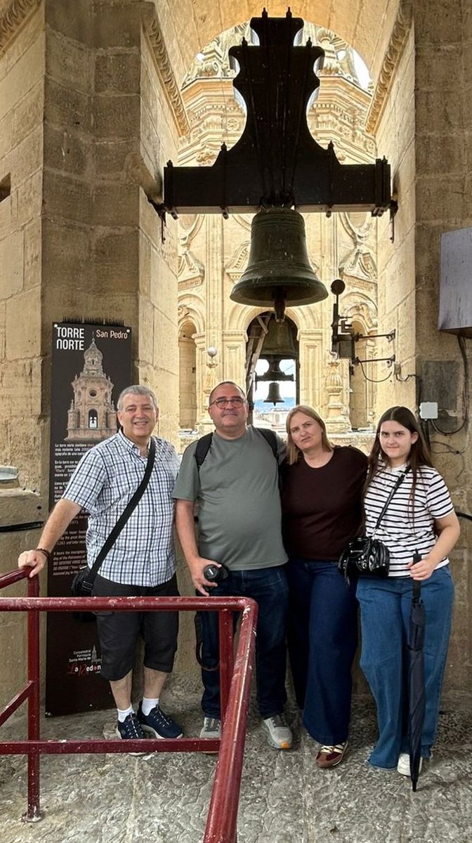 Eduard_Lpz's tweet photo. Visita por Logroño con @manelzaera, de Amposta y descendiente de Fortanete, su mujer y su hija.
Visita obligada a la concatedral de Logrono, subida a la torre incluída, y a la @callelaurel_ 🍷. Espero que hayáis disfrutado 🤗
#logroño #concatedraldelogroño #callelaurel https://t.co/Fb1ZQPeWa3