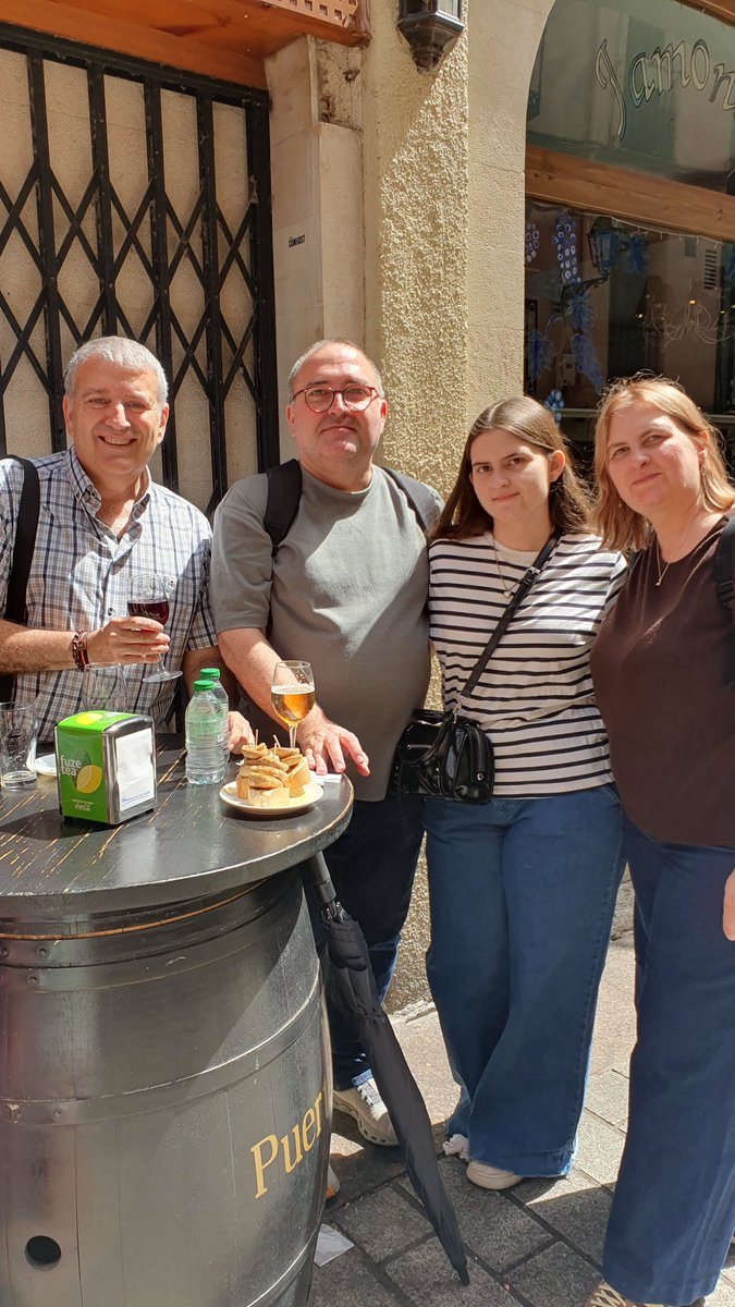 Eduard_Lpz's tweet photo. Visita por Logroño con @manelzaera, de Amposta y descendiente de Fortanete, su mujer y su hija.
Visita obligada a la concatedral de Logrono, subida a la torre incluída, y a la @callelaurel_ 🍷. Espero que hayáis disfrutado 🤗
#logroño #concatedraldelogroño #callelaurel https://t.co/Fb1ZQPeWa3