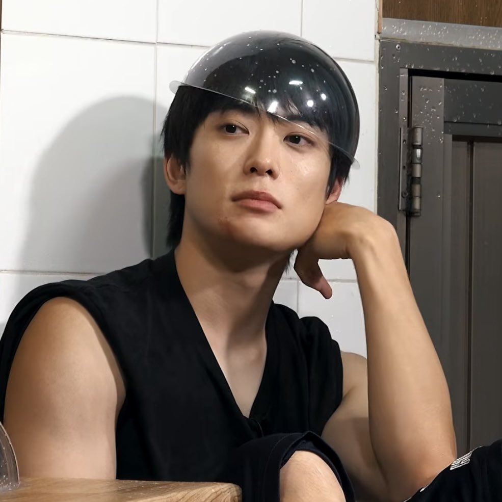 hourlyjaeh's tweet photo. the plastic bowl on jaehyun’s head.. https://t.co/dppr3OB5zk