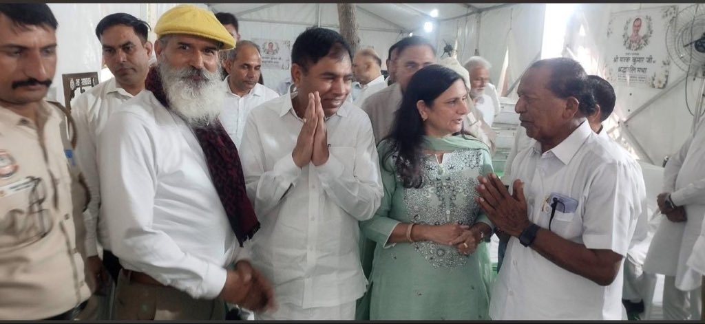 pranav7222's tweet photo. सज्जन कुमार की श्रद्धांजलि सभा में आए हुए ये तीन लोग कौन हैं भंडारी जी।

आप तो पहचानते ही होंगे ? 👇🏾 https://t.co/sBt8kkgwHS