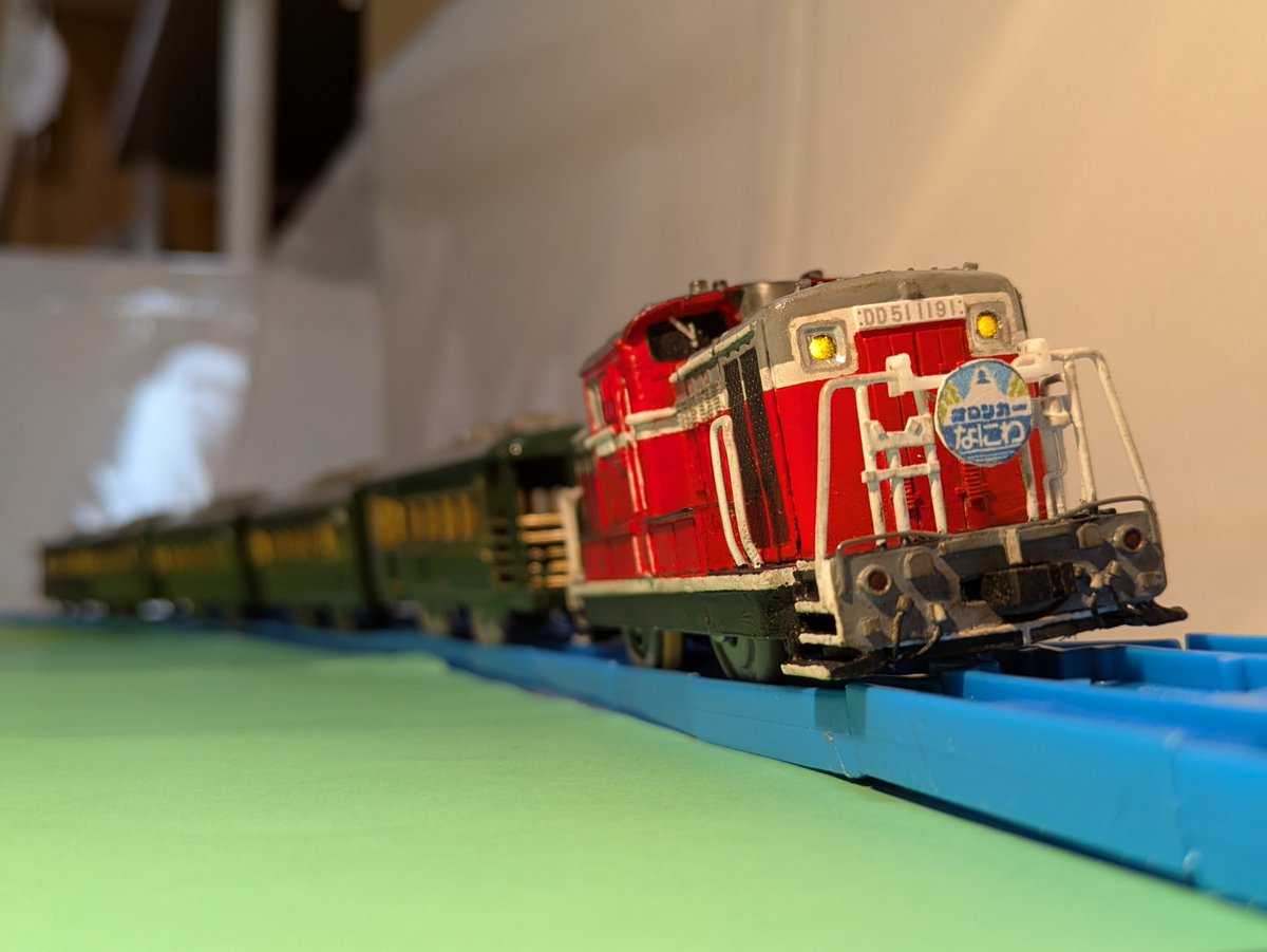 S103R1_519's tweet photo. 新作1 DD51-1191です。車体、台枠はプラ板でフルスクラッチ、屋根はつくばエクスプレスと阪急9000系から製作しています。また前照灯、尾灯、入れ替え灯が点灯し連結器を取り替えれるようにしています。動力は極限まで削った新メカシャーシを搭載しています。詳細はリプへ #改造プラレール https://t.co/Pe8JHG5XXk