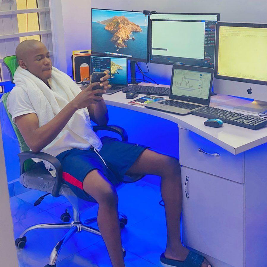 joshuakuton's tweet photo. During this period, 
HABBYFOREX was damn broke. 

So broke that Jeffery Benson was bringing him food to eat and some money to trade cause he lost everything he had. He went bald even

The only thing he had to his name was his car and house, nothing again, but he still maintained his composure and discipline.

It all turned out fine in the end. We all will turn out fine too. It took him 3 months to make a full recovery

But you must maintain your composure, discipline and master the trading plan and trade only it.

Now, how did he make his money back? He said he leveraged prop firms.

He traded with a lot of prop firms and stacked payouts. 

That’s why I recommend Blueberry to serious traders, who are ready to level up their finances before the end of this year. 

Use this link to purchase your account today. An account above $25k gets you access into my VIP Signal Room for Free to pass it.

https://t.co/NZGqEbsNJf