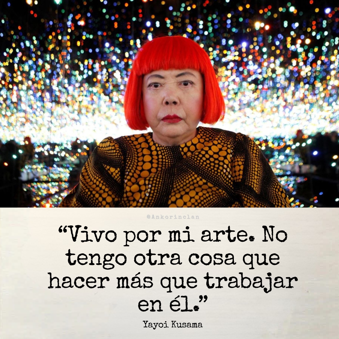 ankorinclan's tweet photo. “Vivo por mi arte. No tengo otra cosa que hacer más que trabajar en él.”

Hoy nos dejó Yayoi Kusama. Tenía 97 años.

La artista japonesa de los lunares, las calabazas y las habitaciones infinitas murió el 14 de agosto en Tokio. Pintó hasta el final.

Kusama no usaba el arte para decorar el mundo. Lo usaba para sobrevivirlo. Desde niña veía alucinaciones: puntos que cubrían flores, paredes, su propio cuerpo. En vez de huir de esa visión, la convirtió en lenguaje. En infinitos. En un universo donde nadie está solo porque todos somos un lunar más entre millones.

Vivió décadas en un hospital psiquiátrico por decisión propia y, desde allí, conquistó museos, colas interminables y el imaginario de medio planeta. No porque su dolor desapareciera, sino porque lo transformó en color, repetición y asombro.

Hoy se apaga una de las voces más extrañas y luminosas del arte contemporáneo.

Sus lunares siguen ahí: recordándonos que lo que nos persigue también puede volverse infinito.