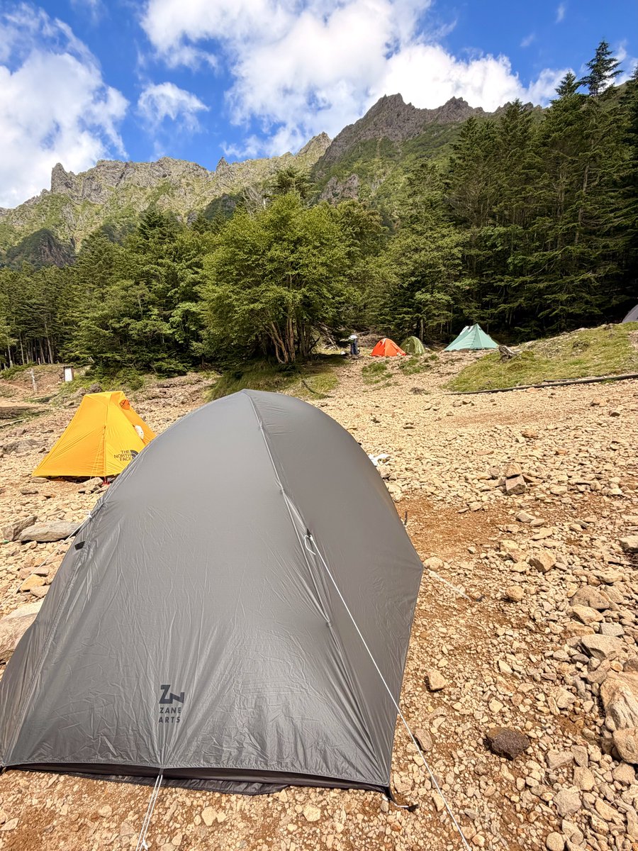 yamasuki1225ip's tweet photo. すげー今更ながらテン泊デビューでした🏕️✌️
朝寒くてテントから出れず11時間寝たので早出できる気がしません😇 https://t.co/g3aCMD5Rjh