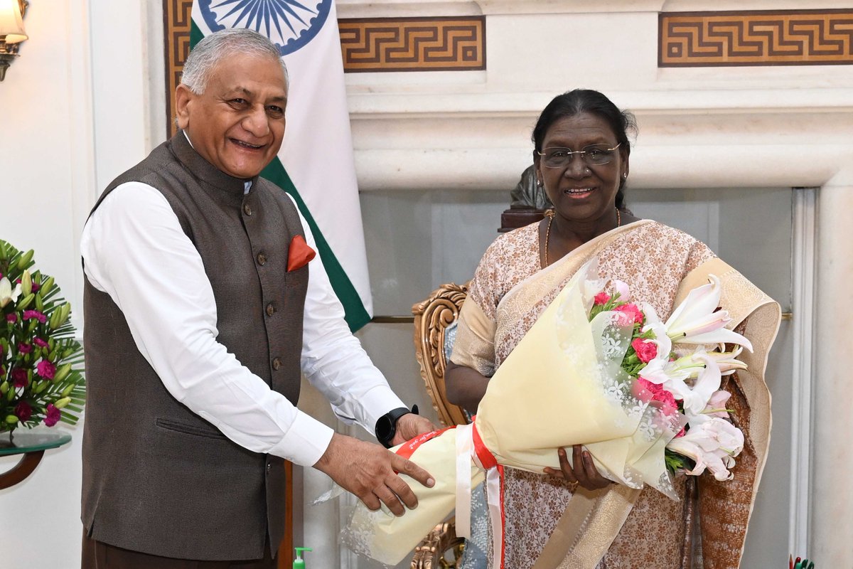 rashtrapatibhvn's tweet photo. Governor of Mizoram, General (Dr) Vijay Kumar Singh (Retd) called on President Droupadi Murmu at Rashtrapati Bhavan. https://t.co/kebY2xzxIj