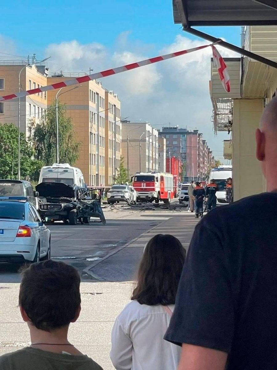 jurgen_nauditt's tweet photo. Russian media report that the car of a high-ranking military officer was blown up in St. Petersburg. 👍👍👍

The explosion occurred on the morning of August 27 in the Slavyanka district. According to available information, an improvised explosive device detonated inside the lieutenant colonel's vehicle as he was attempting to drive away from his home. The officer died at the scene.

The incident took place in a residential area where a significant number of housing units for military personnel had been built. In 2010, the dictator Putin visited the apartments intended for military staff there. By 2012, the Ministry of Defense owned nearly a third of the apartments constructed in the area.