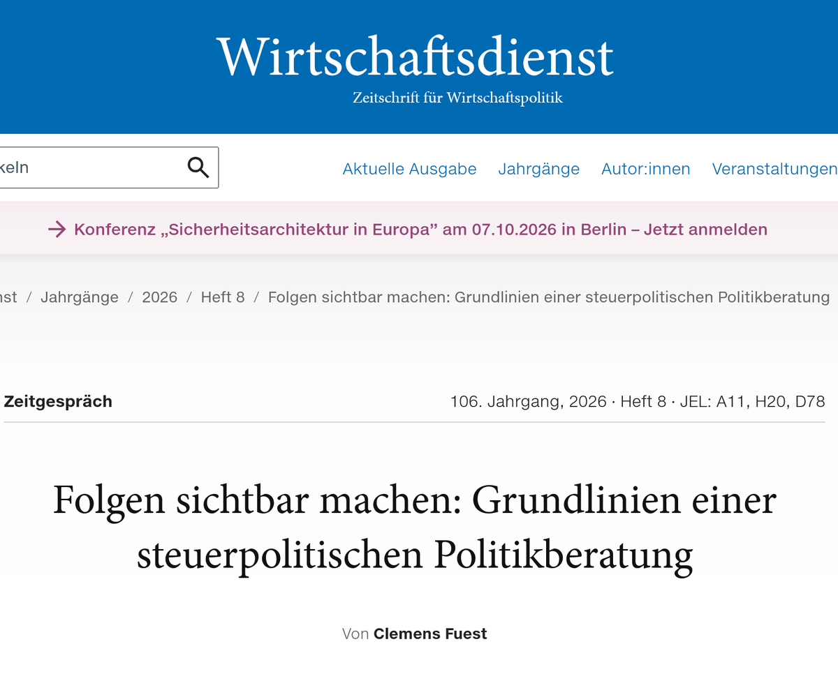 ArnoGottschalk's tweet photo. Clemens Fuest oder: Wie man eine Mehrwertsteuererhöhung empfiehlt, ohne sie zu empfehlen

Clemens Fuest @FuestClemens hat im Wirtschaftsdienst einen Grundsatztext über steuerpolitische Politikberatung vorgelegt. Sein Programm: Beratung solle keine Steuer empfehlen, sondern die Folgen der Handlungsoptionen sichtbar machen. Dem ist zuzustimmen.

Der Text hält sich formal daran. Er empfiehlt nichts. Und trotzdem weiß man am Ende, welche Steuer erhöht werden soll.

Die entscheidende Passage nennt für einen zusätzlichen Euro Steueraufkommen 2,79 Euro weniger Bruttoinlandsprodukt bei der Körperschaftsteuer und weniger als einen Euro bei der Umsatzsteuer. Daraus folge keine Empfehlung, betont Fuest. Der Satz davor legt sie dann doch fest: Wer Wachstum priorisiert, wird die Umsatzsteuererhöhung wählen.

Nur ist 2,79 nichts Gemessenes. Die Zahl stammt aus einem neoklassischen Gleichgewichtsmodell, und dessen Bauweise entscheidet über das Ergebnis. Unterauslastung und unfreiwillige Arbeitslosigkeit gibt es darin nicht. Ersparnis wird zu Investition, und der Kapitalstock ist der Motor des Wachstums.

In einer so gebauten Welt muss eine Steuer, die Kapital belastet, teurer sein als eine, die Konsum belastet. Das ist keine Erkenntnis über Deutschland im Jahr 2026, sondern die Entfaltung der Prämisse.

Genau diese Prämisse hält der deutschen Wirklichkeit nicht stand. Der Unternehmenssektor weist seit Jahren Finanzierungsüberschüsse aus, er spart mehr, als er investiert. Eine Gewinnsteuer greift dort zu erheblichen Teilen auf Mittel zu, die eben nicht in den Kapitalstock wandern. Die Umsatzsteuer dagegen entzieht Kaufkraft bei Haushalten mit niedriger Sparquote, und der Ausfall landet postwendend als Umsatzverlust bei den Unternehmen. Wer die Sektorensalden mitdenkt, kommt deshalb zur umgekehrten Rangfolge.

Hinzu kommt, dass Fuests eigener Fall die Finanzierung steigender Staatsausgaben ist. Der entzogene Euro verschwindet nicht, er wird ausgegeben. Eine Rechnung, die nur die Entzugsseite abbildet, zeigt eine Hälfte des Kreislaufs und nennt sie das Ganze.

Es gibt in diesem Modell außerdem nur einen einzigen, repräsentativen Haushalt. Wen eine Steuer trifft, lässt sich darin nicht fragen. Fuest baut darauf eine Abwägung zwischen Wachstums- und Verteilungszielen auf, deren eine Seite das Modell strukturell nicht enthält.

So entsteht eine schiefe Rechnung. Der Preis des Verteilungsziels erscheint auf zwei Nachkommastellen, sein Ertrag gar nicht. Eine Abwägung, bei der nur eine Seite eine Zahl bekommt, ist keine.

Dazu der Kontext: Im August schlug Fuest vor, die ermäßigten Umsatzsteuersätze abzuschaffen, @Lars_Feld  verteidigte den Vorschlag, @MSchularick  Schularick brachte 22 statt 19 Prozent ins Spiel. Im selben Monat liefert der Grundsatztext diesen Vorstößen den wissenschaftlichen Deutungsrahmen.

Formale Empfehlungsfreiheit beseitigt die politische Wirkung von Auswahl und Modellierung nicht. Folgen sichtbar zu machen, hieße auch, die eigenen Prämissen sichtbar zu machen.

@Zeitschrift_WD @surplusmagazin @lukas_scholle @tom_krebs_ @pat_kaczmarczyk @MFratzscher @jsuedekum @FabioDeMasi @larsklingbeil