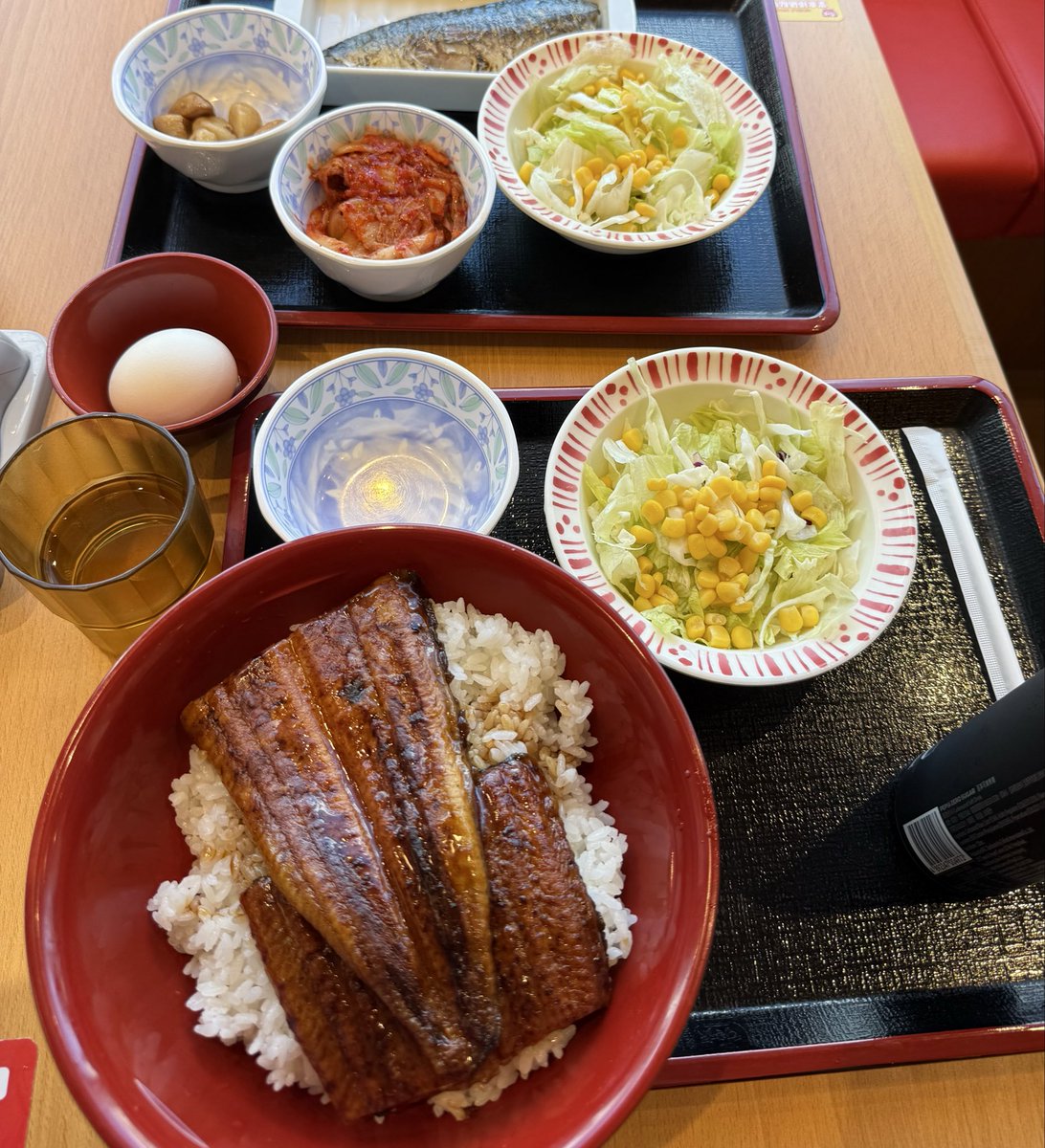 ReturnToAsia's tweet photo. Do you love Japanese consumerism but don’t want to live in Japan? Consider Hong Kong. You can get onigiri, canned coffee, and strong zero every day, buy goods at matsukiyo or Muji, and end the day with ramen or sushi. 

But we don’t have famichiki. Or salad. https://t.co/UNAN3iptHL