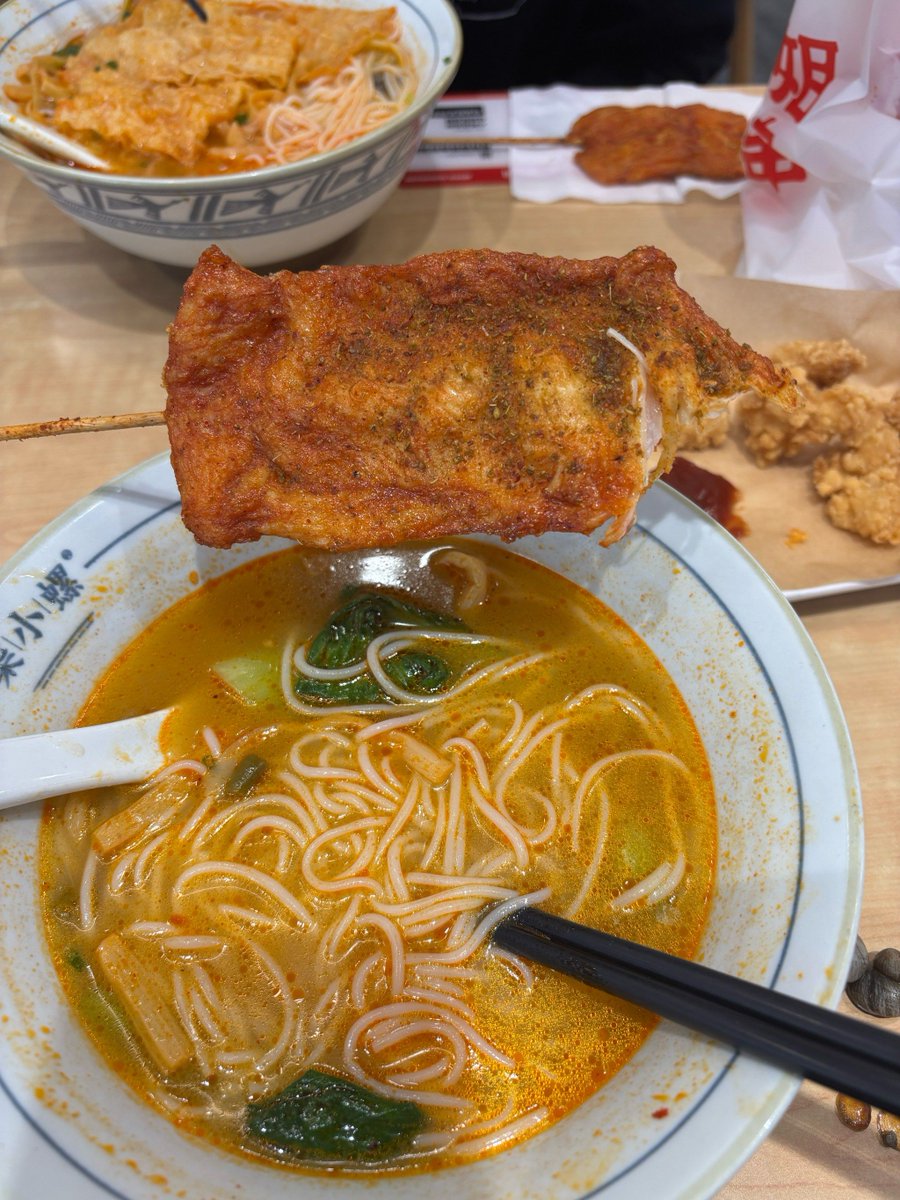 celeg304280's tweet photo. Tiny late-night ramen stall, warm broth wrapping cold hands. A lonely table glow, and the night’s quiet story tastes like soy. https://t.co/FHCfQ4JUgG