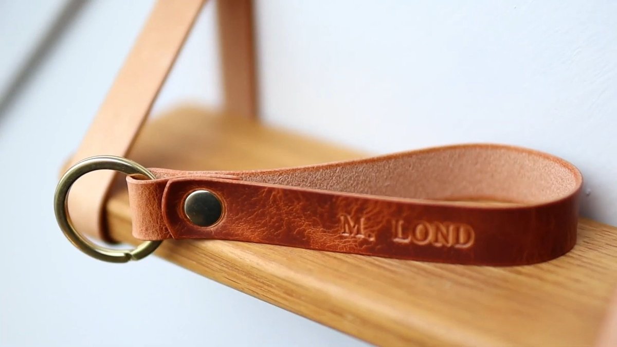 aprij186930's tweet photo. Just made a woven leather keychain with old belt scraps! A little time + leftover materials = my new go-to charm ， https://t.co/3SoyF7ZQ7o