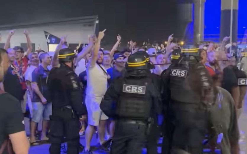 OL__Plus's tweet photo. Gaz lacrymogène, bagarre générale, pétards… L’après #OL - #Fenerbahçe a tourné au chaos
#OLFSK 
(Lyon Capitale : https://t.co/jO0EKjLPRa) https://t.co/uNKn9h2nSa
