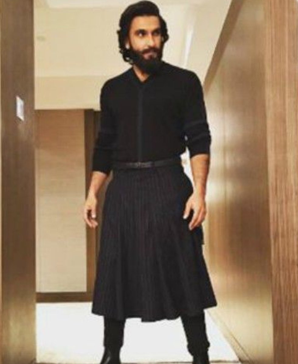 cin3chaos's tweet photo. Ranveer wears bras and skirts on daily basis 👙😎 https://t.co/tN7Yy9wxdP