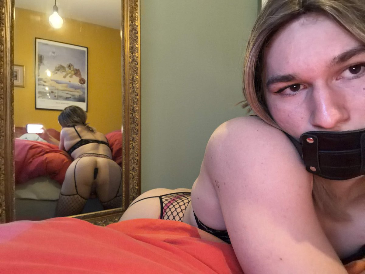 Lau_ra_aa's tweet photo. Selfie Time 🙂‍↔️
Vivement qu’un vrai mec viennent me retirer mon p’tit plug 😝
Like and rt 😽 https://t.co/4XjaexXm7k