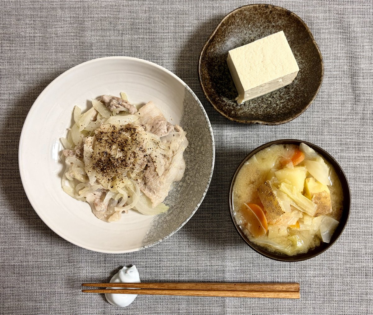 solamimix's tweet photo. 塩レモンしょうが焼き、冷奴、じゃがいもとキャベツとにんじんのお味噌汁
朝夕どしゃ降りでお天気が不安定な1日だった🤯  日本でも海外でも大雨被害が出てるみたいで心配になるわね… https://t.co/VoaZgpYHJY