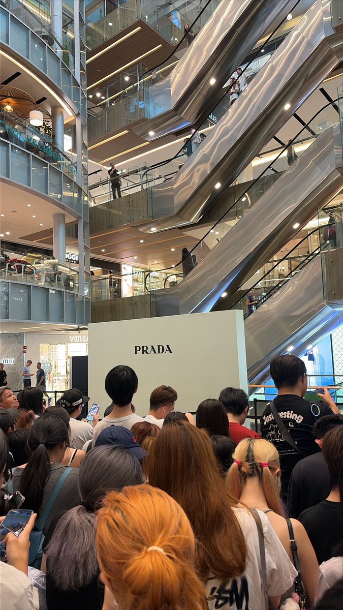 humlomi's tweet photo. Thật không thể chờ đợi nổi muốn được thấy Ayden Sng quá

AYDEN SNG PRADA PARAGON STORE

#AydenSngXPrada https://t.co/5Tpb6U1oHj