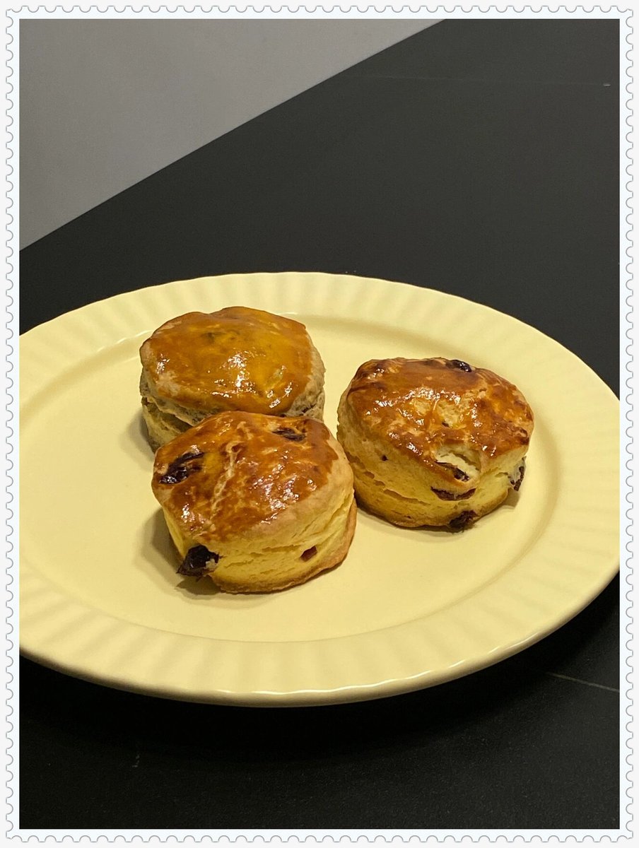 softo844262's tweet photo. Just pulled the fluffiest lemon blueberry scones out of the oven! Golden edges, tangy bursts of berry, and that buttery aroma that makes the whole house feel like a hug. Baking win for a cozy rainy Sunday https://t.co/lRvLX7ipYM