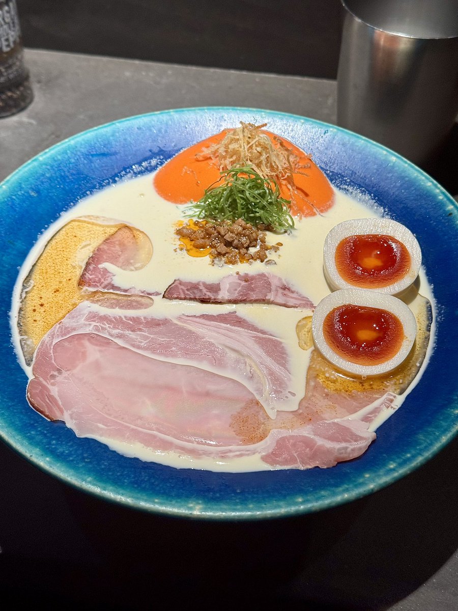 tabe_megumi's tweet photo. 毎年行列ができる、夏限定のラーメン🌽
新宿御苑前『Ramen Afro Beats』

とうもろこしの甘みと旨みが凝縮された、濃厚クリーミースープ✨
大判チャーシューとカレー風味のひき肉も相性抜群でクセになる！ https://t.co/IwHpRkAmTU
