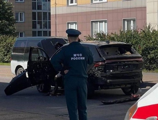 GloOouD's tweet photo. ⚡️ A 🇷🇺Russian military pilot in the rank of lieutenant colonel was killed in Saint Petersburg. He is likely involved in the bombings in Ukraine.

As he was getting into his car, an explosive device detonated, severing his legs. Rest in pieces. https://t.co/18COTrwXHr