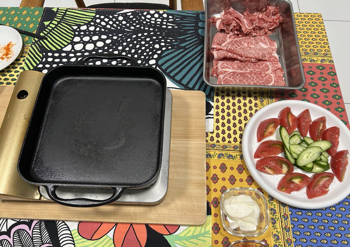 mami_oy2's tweet photo. ただ今帰省中、12歳からの友人宅でお泊まり、彼女の手料理を頂きながら2人宴会です。

最近外国人の旦那様が急逝されて寂しがっている彼女を
励ましながら昔話に花が咲きます🌸

ずっと一緒に生きてきたことを再確認して感無量。
夜明かししそうです😅

#家飲み
#田舎料理
#ダバダ火振り https://t.co/jiq8QqrUf3