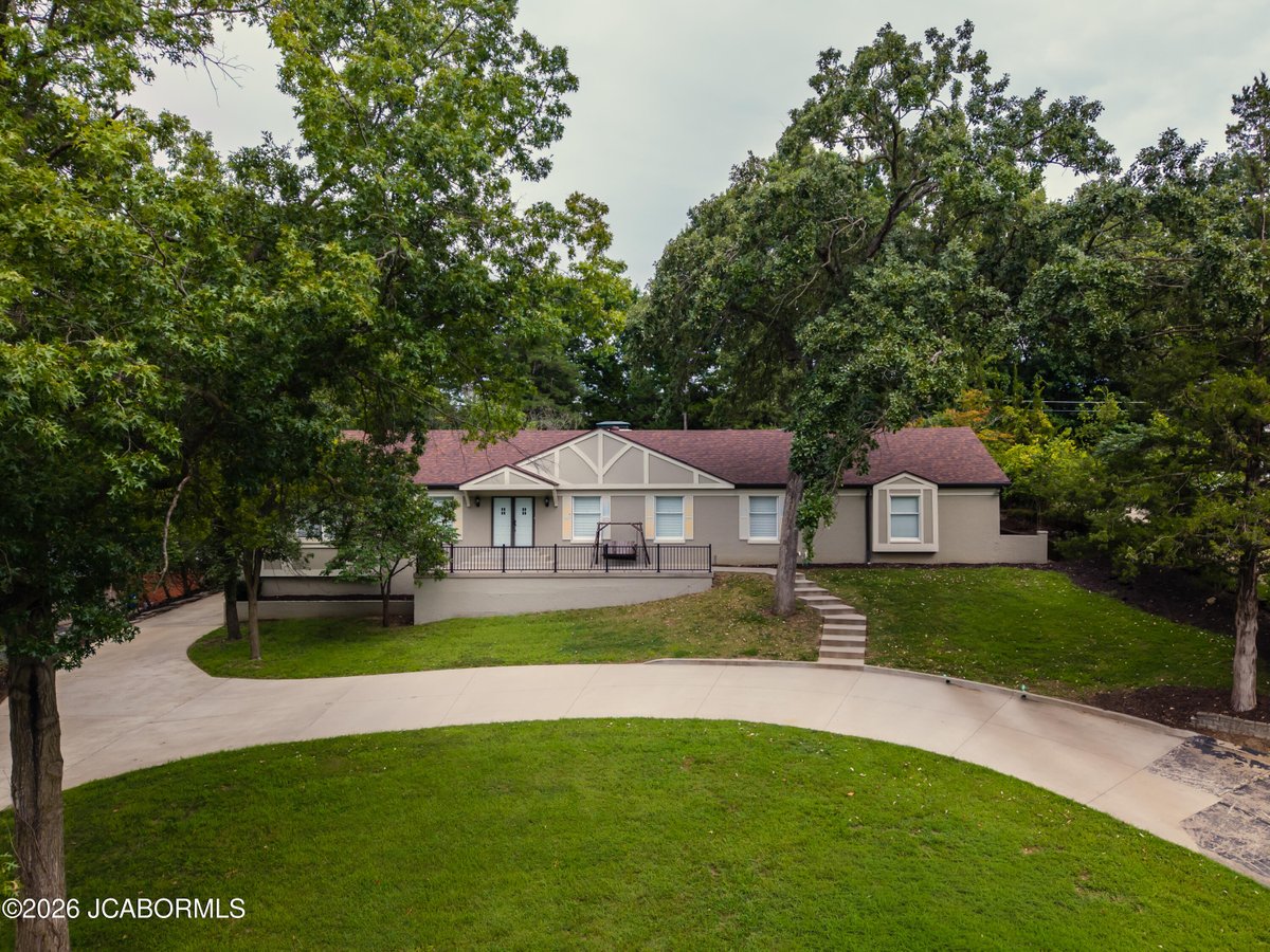DawnMElliott3's tweet photo. Looking for your dream home? Take a peek at our newest listing in Jefferson City.
- Dawn Elliott #200701364 with REMAX Jefferson City
- Contact me at 573.692.6288 https://t.co/VrrR1WdiC4