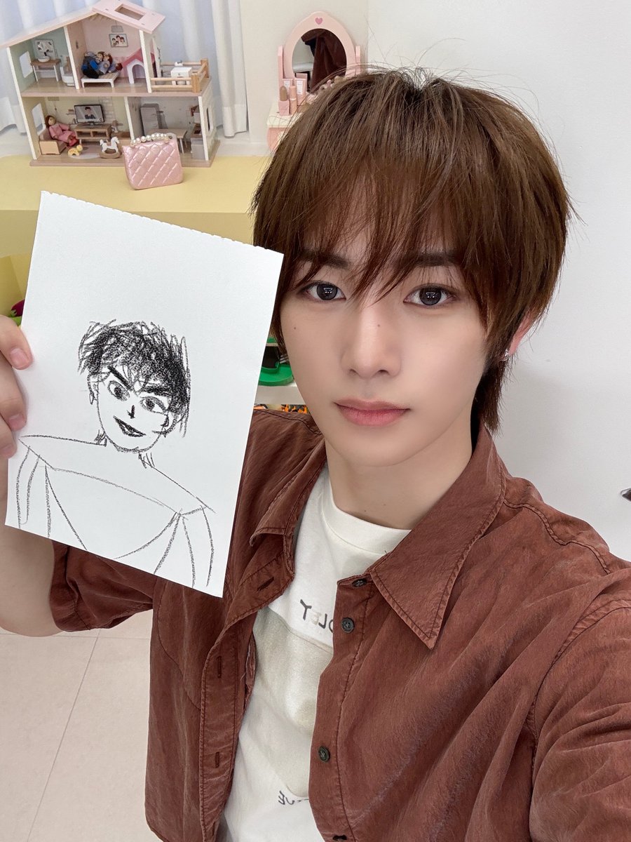 naegeux4's tweet photo. 팬이라면 한 눈에 알아본
그림 천재 알디원의 자화상!

<내그그그그>에서 직접 그린
세상에 하나뿐인 자화상을 공개합니다 🖍️

내그그그그 EP.1 
알파드라이브원 편 보러가기
👉🏻https://t.co/hVMxQhqAKB

#알파드라이브원 #ALPHADRIVEONE
#리오 #LEO #준서 #JUNSEO #아르노 #ARNO #안신 #ANXIN
#유병재 https://t.co/cD4YQ1jPHJ