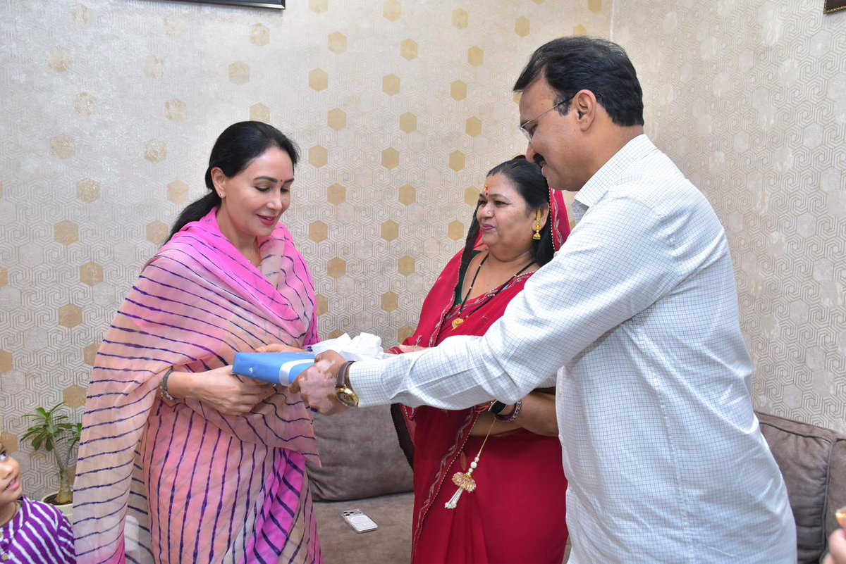 BJP4Rajasthan's tweet photo. उपमुख्यमंत्री श्रीमती @KumariDiya ने आज उपमुख्यमंत्री डॉ. @DrPremBairwa के सिविल लाइंस स्थित राजकीय आवास पर पहुंचकर उन्हें राखी बांधी एवं रक्षाबंधन की बधाई व शुभकामनाएं दी। https://t.co/r3HrfoPqOg
