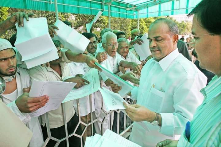 YSRCParty's tweet photo. అనునిత్యం ప్రజల శ్రేయస్సే ధ్యేయంగా.. ప్రతి క్షణం ప్రజల కష్టాలను తీర్చేందుకు, వారి జీవితాల్లో వెలుగులు నింపేందుకు పరితపించిన మంచి మనసున్న నాయకుడు దివంగత మహానేత డాక్టర్ వైయస్ రాజశేఖరరెడ్డి గారు. ప్రజల కోసం చేసిన సేవలే ఆయనను జనం గుండెల్లో చిరస్థాయిగా నిలిపాయి.

#YSRForever https://t.co/pvz32ajnjt