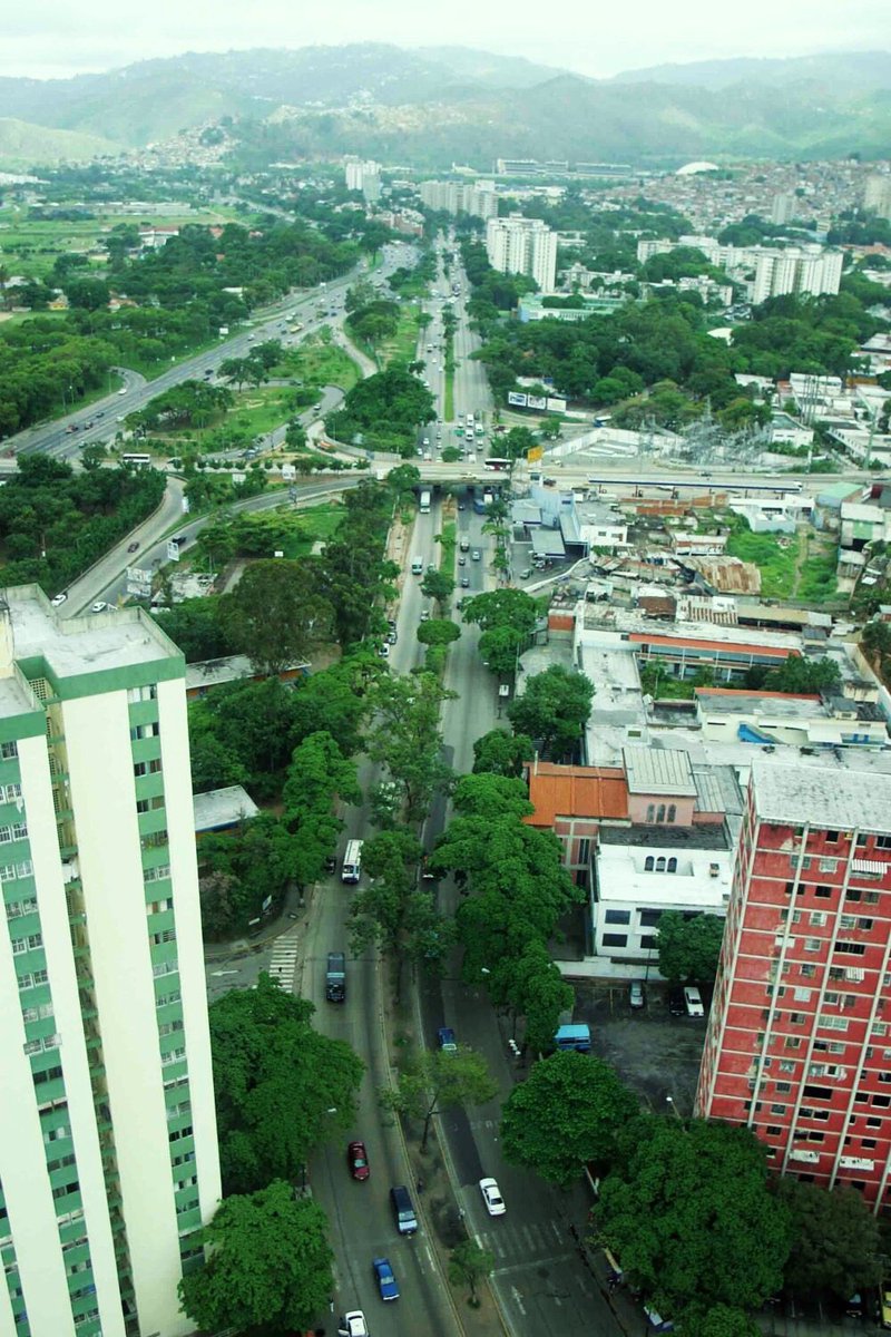 MarioBuffone70's tweet photo. AVENIDA INTERCOMUNAL DE EL VALLE. #Caracas. Fue iniciada en 1965 e inaugurada en el primer trimestre de 1968, durante  la administración del presidente Raúl Leoni. Recorre una distancia aproximada de 6 kilómetros. #ObrasDeLaDemocracia https://t.co/T4Dqo4CTd8