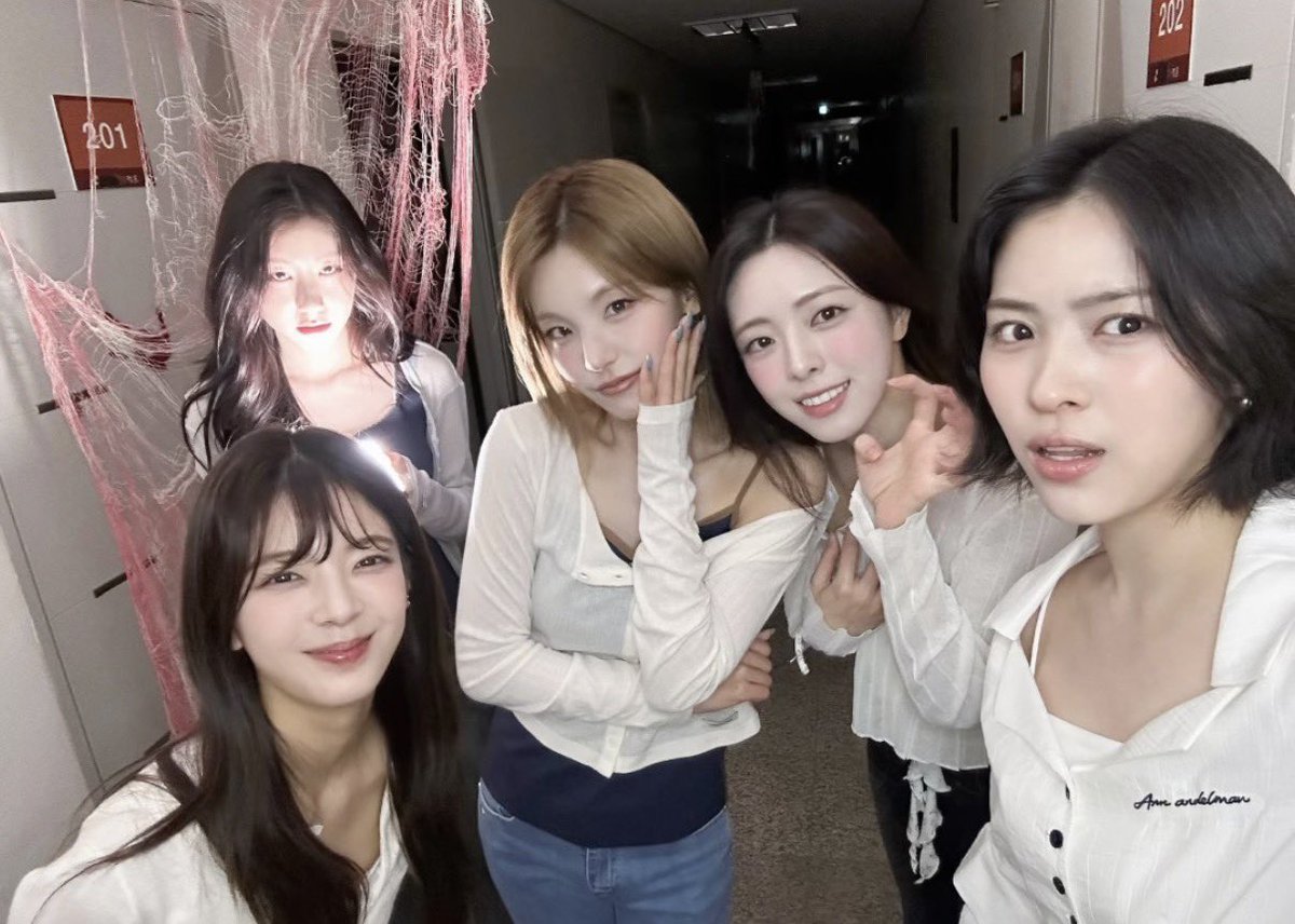 theitzypics's tweet photo. new itzy group pic with ghostryeong https://t.co/Y71qXbLHSL