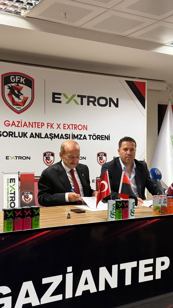 BorcinRujhat's tweet photo. Gurur Duydum

Çok kıymetli dostum Baki Bulut’un, Extron markasıyla Gaziantep Futbol kulübüne sponsor olması bizler için büyük bir gurur. ❤️🖤

Sporun ve gençlerin gelişimine katkı sunan, bulunduğu her yerde değer üreten güzel insanları görmek gerçekten mutluluk veriyor.

Baki kardeşimi gönülden tebrik ediyor, Extron’a bu anlamlı destek için teşekkür ediyorum.
Gaziantep Futbol kulübüne ve Extron’a hayırlı olsun. 🤝

Spora ve gençlere destek olmak, geleceğe yatırım yapmaktır.
Başarılar Gaziantep! ❤️🖤
@GaziantepFK 
@27MemikYilmaz