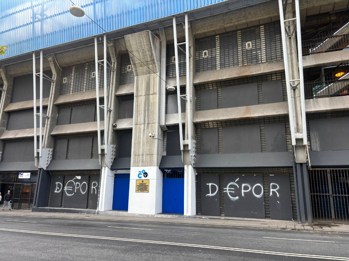 quincemil15000's tweet photo. Aparecen pintadas en el estadio de Riazor, en A Coruña. Ayer el club anunció que conformará una mesa de diálogo con representantes de Marathon y las peñas para abordar las quejas por las medidas impuestas y que han generado una crisis social. Por su parte, la aficion mantiene las acciones de protesta para el partido de este domingo #acoruña #coruña #lacoruña #galicia #quincemil15000