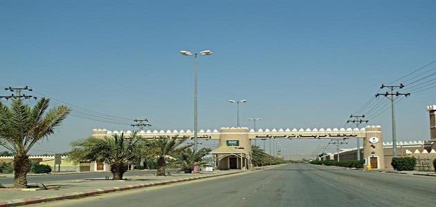 k_batli's tweet photo. في زمن أصبحت فيه خدمات الاتصالات جزءًا من تفاصيل الحياة اليومية، ووسيلة أساسية للعمل والتعليم والتواصل وطلب النجدة عند الطوارئ..

لا يزال سكان وزوار محافظة #حريملاء  التي أتشرف بالانتماء لها، يعانون من ضعف التغطية وتكرار انقطاع خدمات الاتصال والإنترنت، وهي مشكلة لم تعد عارضة، وإنما تتكرر وتحتاج إلى معالجة جذرية.

في يوم أمس 26 أغسطس 2026 شهدت المحافظة انقطاعًا لخدمات الاتصالات والإنترنت استمر لساعات طويلة، تعطلت خلالها المكالمات وخدمات الإنترنت، وأصبح التواصل داخل المحافظة ومع خارجها بالغ الصعوبة.

ولم يكن أثر الانقطاع مقتصرًا على تعذر المكالمات أو استخدام الإنترنت.. ففي عالم أصبحت فيه معظم الخدمات مرتبطة بالاتصال الرقمي، يعني انقطاع الشبكة تعطل جانب كبير من حياة الناس ومصالحهم اليومية..
من الدخول إلى التطبيقات والخدمات البنكية وإجراء عمليات الدفع والتحويل، والوصول إلى المنصات الحكومية، والخدمات التعليمية والدراسة والتعلم عن بُعد، وإنجاز الأعمال والمهام المهنية، واستخدام التطبيقات والخدمات التجارية واللوجستية..
فضلًا عن صعوبة التواصل مع الجهات الصحية والأمنية والخدمية عند الحاجة..

وحين يستمر الانقطاع ساعات طويلة، فإننا لا نتحدث عن ضعف في خدمة ترفيهية أو تأخر في تصفح الإنترنت، وإنما عن تعطل فعلي لمصالح السكان والزوار، خصوصًا مع اعتماد كثير من تفاصيل حياتنا اليوم على الهوية الرقمية والتطبيقات والخدمات الإلكترونية.

وتزداد خطورة الأمر عندما يتزامن ذلك مع حاجة طارئة للتواصل؛ وهو ما حدث خلال الانقطاع الأخير، حين احتاجت امرأة كبيرة في السن إلى التواصل مع أبنائها في الرياض بسبب ظرف طارئ، فلم تستطع الوصول إليهم، ولم تتمكن حتى من التواصل مع أقاربها الموجودين داخل #حريملاء.

والمشكلة لا تتوقف عند هذا الانقطاع..
فهناك ضعف مستمر في جودة الشبكة في أجزاء من حريملاء، إضافة إلى مواقع تكاد تنعدم فيها التغطية، وفي مقدمتها منتزه #شعيب_حريملاء، الذي يشهد حضورًا كبيرًا من الأهالي والمتنزهين والزوار، فضلًا عن قربه من مواقع سياحية معروفة تستقطب المواطنين والمقيمين والسياح، ومنها موقع #نهاية_العالم..

وهنا يصبح الحديث عن التغطية أبعد من سرعة إنترنت أو جودة مكالمة.. إنه يتعلق أيضًا بالسلامة والقدرة على طلب المساعدة وقت الحاجة.

لذلك نأمل من هيئة الاتصالات والفضاء والتقنية @CST_KSA، ومن شركة stc @stc_ksa و@stccare_ksa، ألا تقتصر المعالجة على إعادة الخدمة بعد كل انقطاع، وإنما أن تشمل تشخيص أسباب المشكلة من جذورها: 
لماذا تتكرر الانقطاعات؟ 
وما أسباب ضعف التغطية؟ 
وهل الطاقة الاستيعابية للبنية الحالية كافية لخدمة سكان المحافظة وزوارها؟

ونأمل إجراء قياسات ميدانية شاملة لجودة الشبكة في أحياء المحافظة ومتنزهاتها ومواقعها السياحية، ومعالجة نقاط ضعف وانعدام التغطية، ودراسة تعزيز البنية التحتية والأبراج بما يضمن استقرار الخدمة، مع اتخاذ ما يلزم لمنع تكرار الانقطاعات الطويلة..

المملكة تعيش تحولًا رقميًا كبيرًا، وطموح #رؤية_السعودية_2030 لا يتوقف عند المدن الكبرى.. ومن حق المحافظات والمراكز والمواقع السياحية أن تنال نصيبها من بنية اتصالات مستقرة وموثوقة تواكب هذا التحول وتخدم السكان والزوار والسياح..

المأمول في #حريملاء ليس معالجة انقطاع الأمس فقط، ولكن حل مشكلة اليوم وضمان ألا تتكرر غدًا.!

نثق باهتمام @CST_KSA و@stc_ksa، وننتظر التحقق الميداني، ومعرفة أسباب ما حدث، والأهم: حل مستدام يليق بحريملاء وسكانها وزوارها.