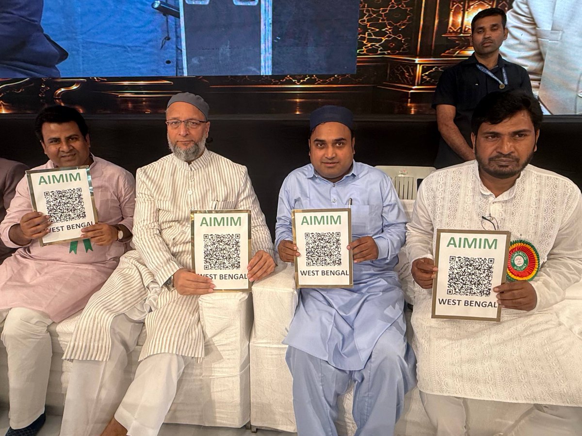 aimim_national's tweet photo. AIMIM Headquarters, Darussalam, Hyderabad में जश्न-ए-ईद मिलाद-उन-नबी ﷺ के मौक़े पर आयोजित Kul Hind Natiyaa Mushaira के दौरान AIMIM President Barrister @asadowaisi Sahab ने AIMIM West Bengal से ऑनलाइन जुड़ने के लिए QR Code लॉन्च किया।

इस मौक़े पर बंगाल प्रभारी व पार्टी के राष्ट��रीय प्रवक्ता जनाब @AadilHasanAdv1, कोचाधामन (बिहार) के विधायक जनाब @SarwarAlamm और पश्चिम बंगाल AIMIM के Convenor मिसबाहुल इस्लाम साहब भी मौजूद थे।  

पश्चिम बंगाल के लोगों से अपील है कि वे इस QR Code के ज़रिए बड़ी संख्या में AIMIM से जुड़ें और West Bengal में पार्टी को मज़बूत करने में अपना योगदान दें। जनता की आवाज़ को मज़बूती से उठाने और उनके हक़ की लड़ाई को आगे बढ़ाने के लिए पार्टी को मज़बूत करना बेहद ज़रूरी है।