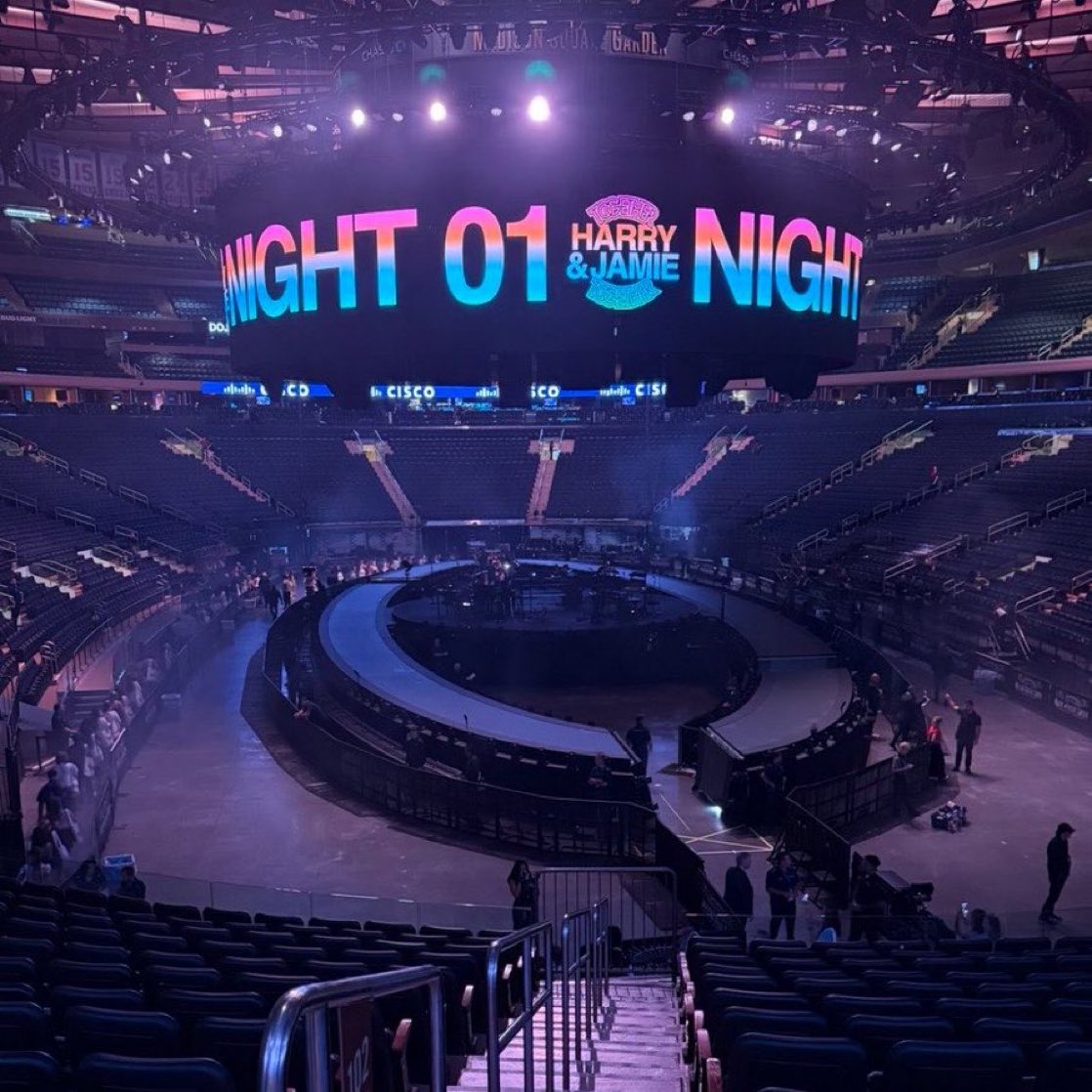 ittakesstwo's tweet photo. why’s the stage looking like ‘can i get a witness’ ? https://t.co/fB4DIPy3f3