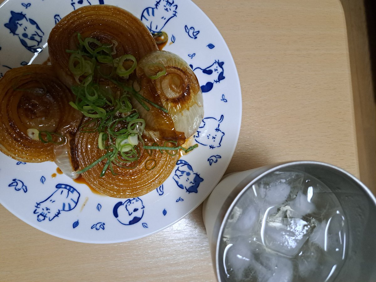 467_nyans's tweet photo. 玉葱ステーキに芋焼酎❗
うんまい😋

#晩酌
#玉葱ステーキ
#芋焼酎 https://t.co/WAfF09GE4J
