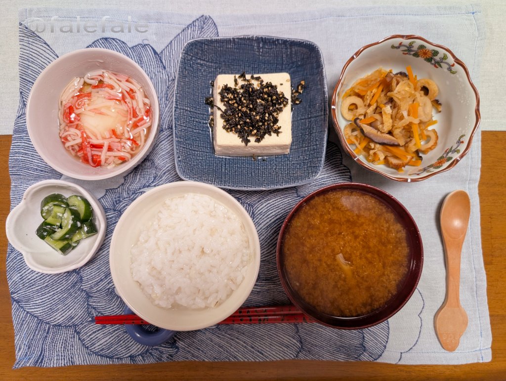 falefale's tweet photo. #晩ごはん #おうちごはん 
切り干し大根の煮物／冷奴／長芋団子と焼き茄子のかにかま出汁あんかけ／きゅうりの糀漬け／もち麦入りお粥／味噌汁（ネギとしめじ） https://t.co/hruLWgsuVp