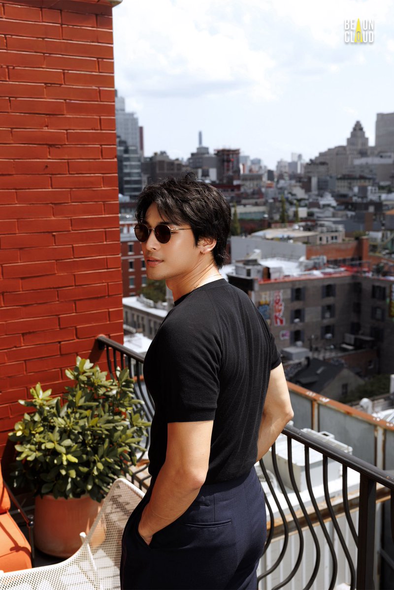 ApoNattawinofc's tweet photo. ตรงนั้นมีอะไร…

….มีอะไรไม่รู้ แต่รู้ว่าตรงนี้หล่อมากแม่!!! แม๊!!! 

APO IN NYC 

@Nnattawin1 
#ApoNattawin #ThaiSELECTUSAxMileApo https://t.co/xsWWTO6OYo