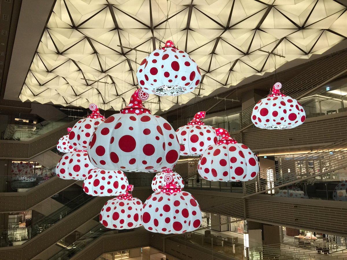 GT_jpculture's tweet photo. 2017年にGINZA SIXがOPENした時、中央の吹き抜けはこの草間彌生さんのかぼちゃでした。とっても華やかで、館内をステキに彩って下さいました。

天国に旅立たれても、きっと空に水玉を描き続けていらっしゃると思います。空に星🌟が増えたら…それは草間さんの水玉かも！？ 御冥福をお祈り致します。 https://t.co/gPV76YhxTR