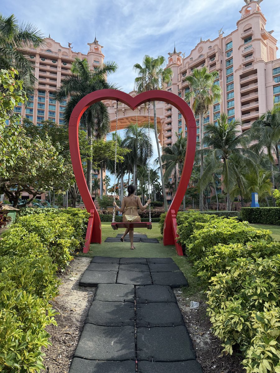 AdventurHarmony's tweet photo. Zoom-in or out? #bahamas #heart #atlantis #swing https://t.co/4eKT8y1Jof