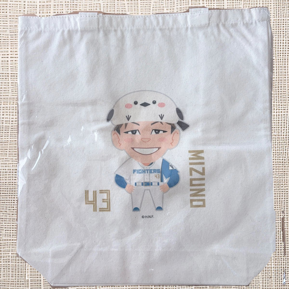 Fgoods_trade's tweet photo. 【ゆる募/交換】ファイターズ　ガチャ
　譲　43水野選手シマエナガトートバッグ
　求　3郡司選手同レア相当のグッズ
同ガチャのサコッシュ・トートバッグ等を探しています。
所持済は遠慮することがあるのでご了承ください。
8/28,29,9月はほぼ現地です。
お気軽にお声掛けください。 https://t.co/5keq1meyfN