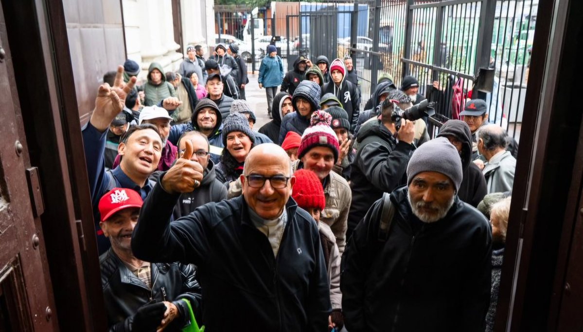 FernandoChomali's tweet photo. Los franciscanos de  Recoleta, día a día, dan almuerzo a 150 personas. El comedor muy ordenado y digno. Las historias de los comensales dan cuenta de tantas personas sin casa, sin familia, sin nada, salvo un almuerzo dado con amor por los frailes y sus colaboradores. ¡Amo la Iglesia y feliz de haberle entregado mi vida! Puro farmeando aura con Cristo.